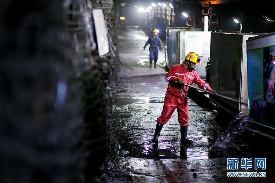 11月4日，在地下400米的采煤工作面，國源礦業(yè)公司的一名礦工在清理礦井環(huán)境。新華社發(fā)（馬世超 攝）
